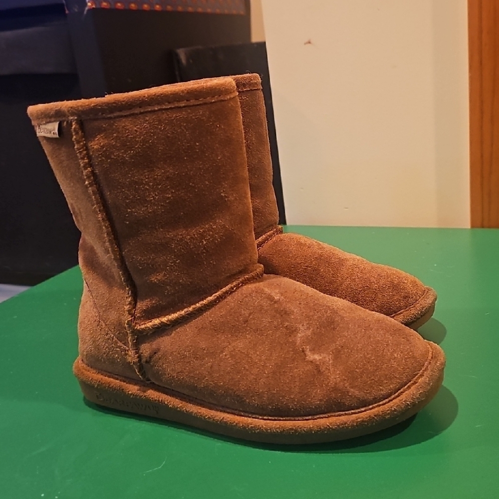 BearPaw Brown Suede Boots Classic Design